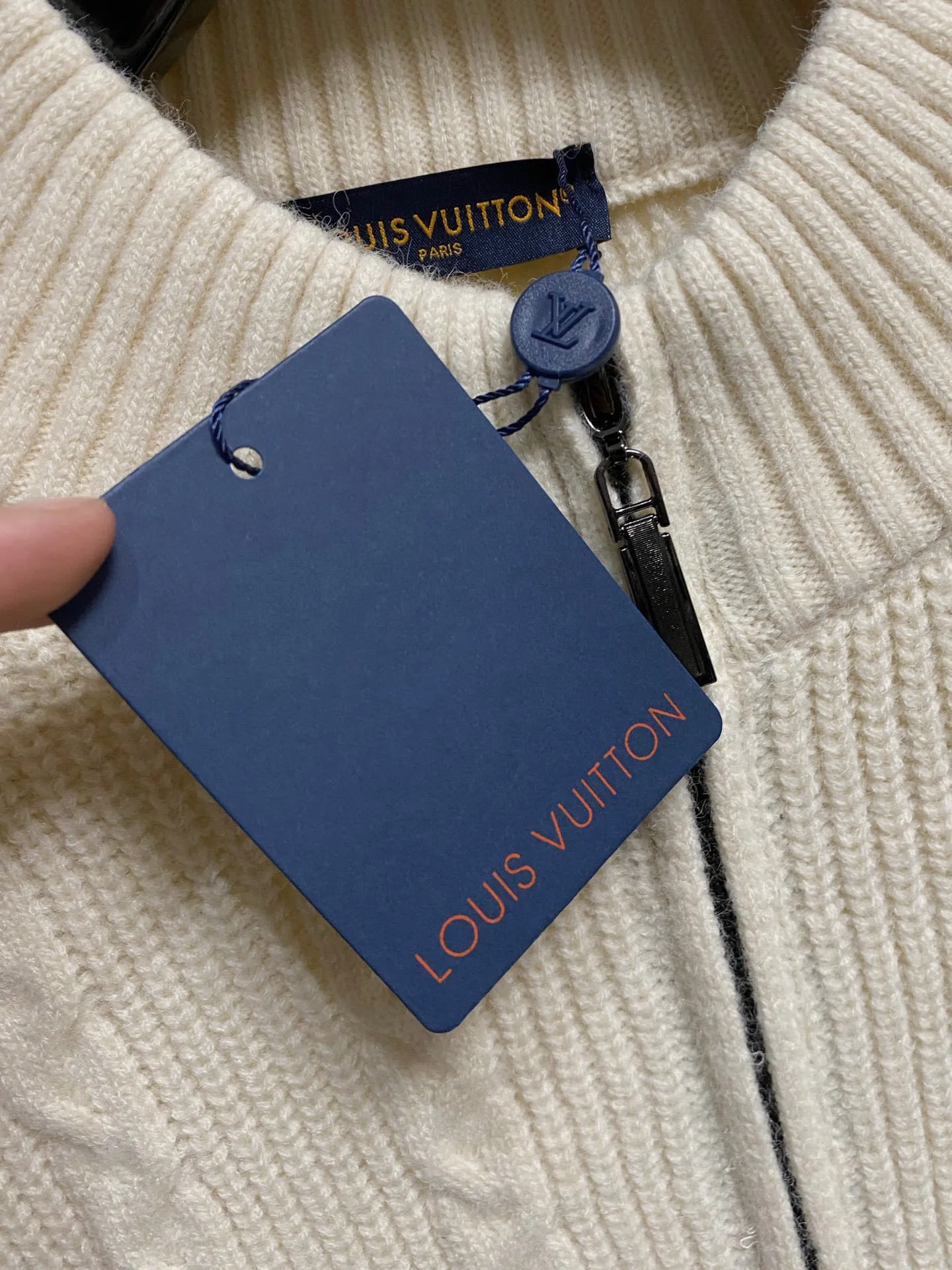 🅿️540 【LV Louis Vuitton】Autumn and winter classic cardigan sweater, in full condition! ! ! Wool blended fabric, the latest model in 2025, golden ratio! ! Slim-fitting soft gold, versatile and practical item, the combination and practicality are extremely powerful, simple and elegant, and classy! To create your own style, it is highly recommended to buy it in two colors. The standard slim fit tailoring process is suitable for both young and old men. It is knitted from wool and will not cause any discomfort! While keeping warm, it is stylish, textured and wearable, and the classic logo with contrasting colors on the chest feels in place! ! Recommended for regular customers! ! Size M-3XL (maximum wear: 190 pounds)